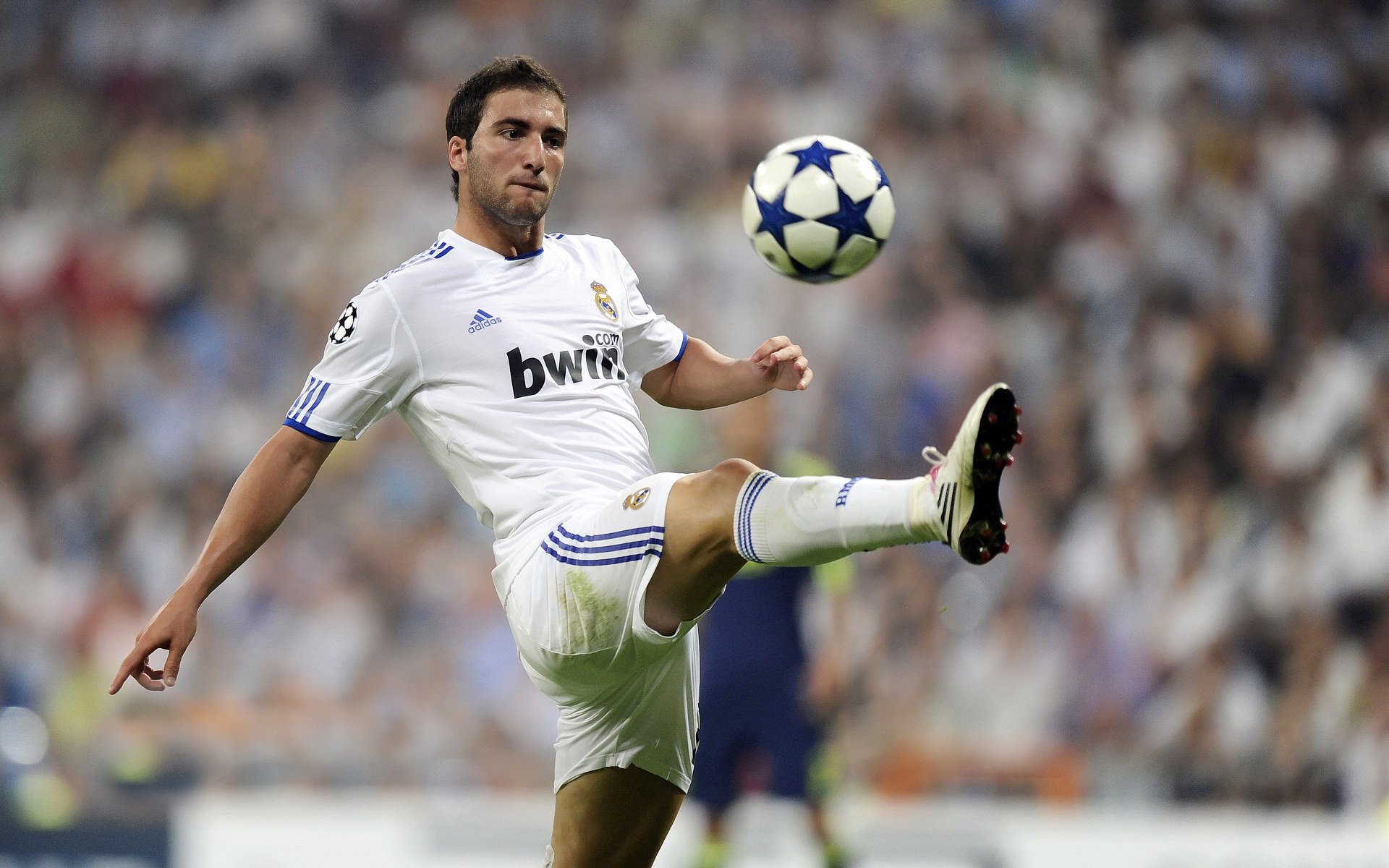 冠军球队备战赛季再度封闭集训,力争蝉联桂冠,冠军联赛小组赛