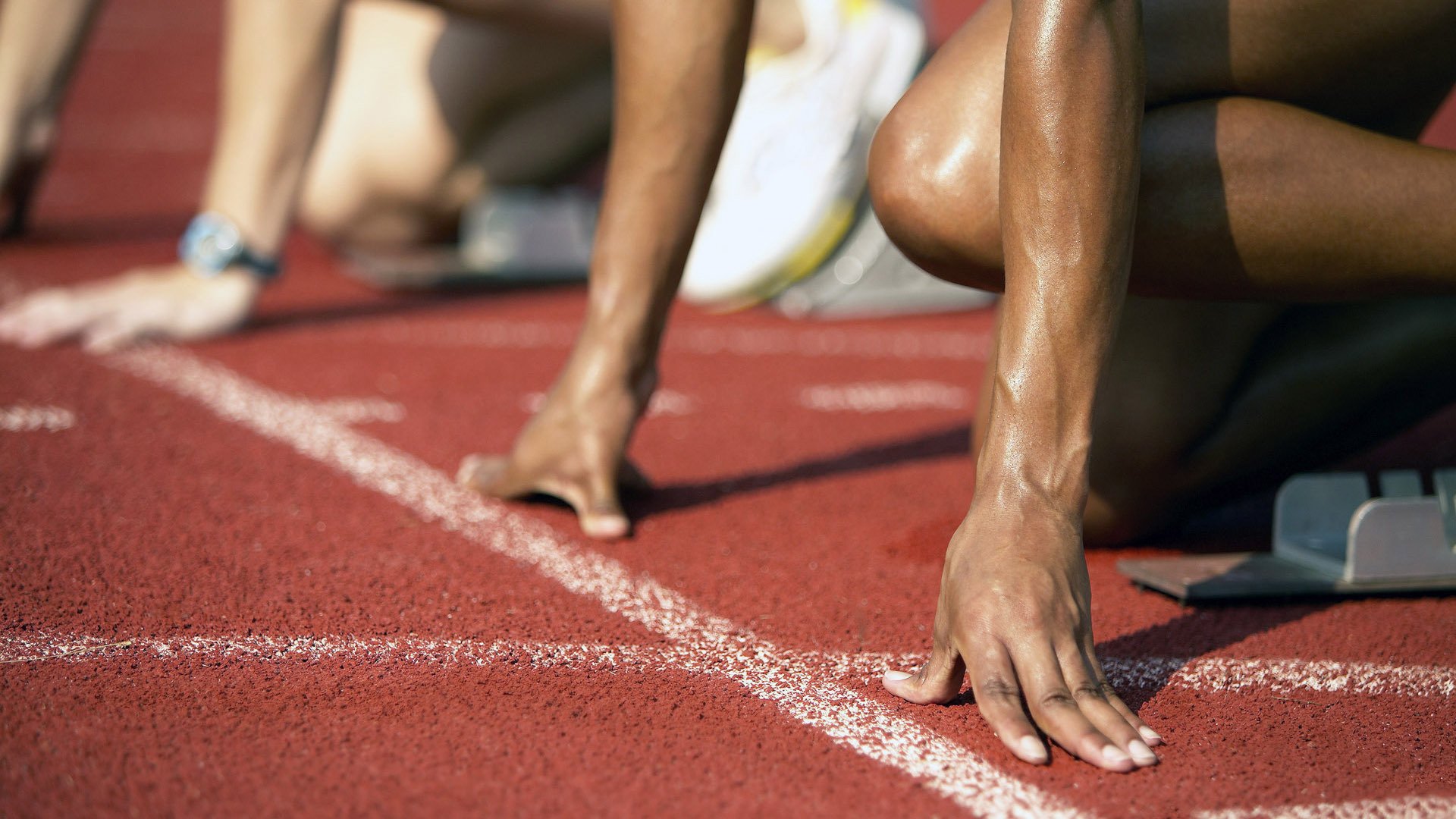 五大联赛是否通过中后场多点接应破解高压防守,五大联赛防守水平